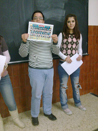 Momento de entrega de la orla a uno de los participantes.